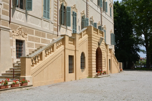 Il castello Cavour ingresso.
